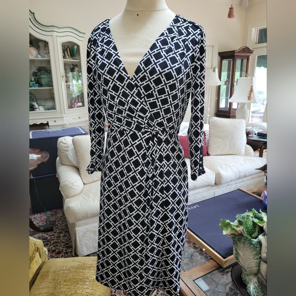 Like New White House Black Market faux wrap dress sz 4